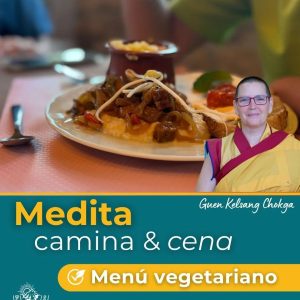 Personas meditando y caminando al atardecer en la Sierra de Madrid, rodeadas de naturaleza.