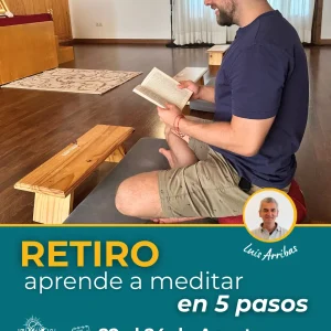 Participantes practicando meditación en un entorno natural, rodeados de árboles y serenidad en la Sierra de Madrid durante el retiro “Aprende a meditar en 5 pasos”.