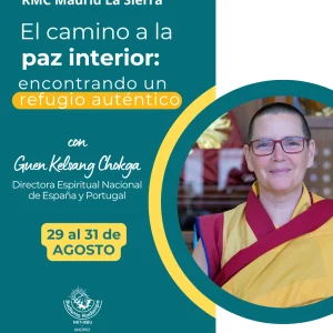 Practicantes reunidos durante la ceremonia de votos de refugio en un entorno sereno, parte del retiro “El camino a la paz interior” del Centro Budista Kadampa.